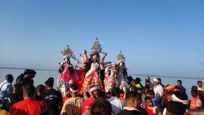Drumbeats, crowds & rituals mark final day of Puja