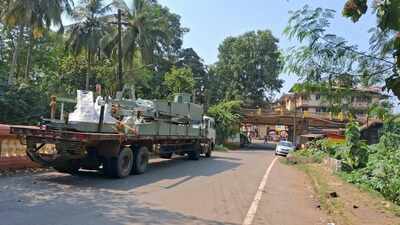 Heavy vehicles flout ban, cause jams at Sanquelim bridge