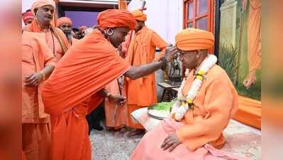 Saints, devotees seek Yogi’s blessings on Dussehra
