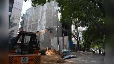 Three houses evacuated after five-storey building tilts in Sushant Lok-1 in Gurgaon