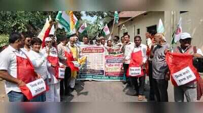 ‘Jai Vidarbha’ Cries Echo At Collectorate As Farmers Stage ‘Bheek Mango’ Protest Over ₹5,000 Aid