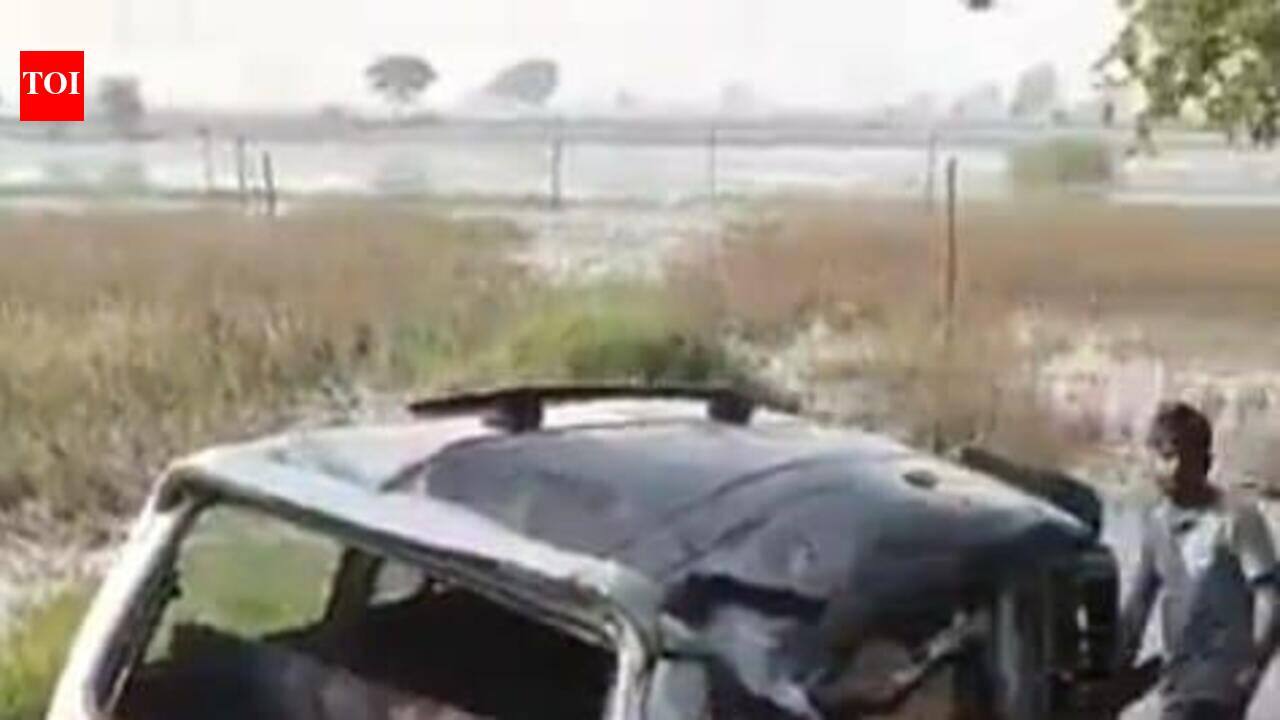 13 schoolchildren rescued after DCM rams van into ditch | Kanpur News ...