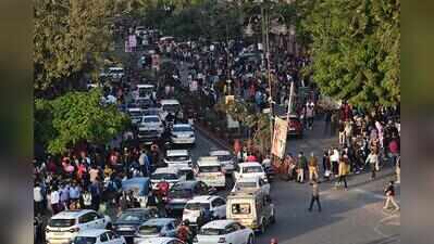Festive rush chokes Walled City markets as parking woes worsen