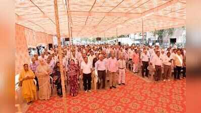 Railway pensioners protest, demand pension reforms, submit memo