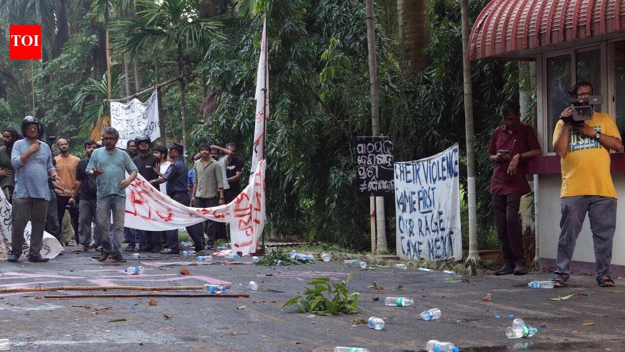 Studentsâ sit-in against SRFTI vice-chancellor continues, Cannes award-winner backs protesters | Kolkata News - The Times of India