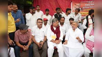 Teachers vote amid BJP-SP poll tussle​‌