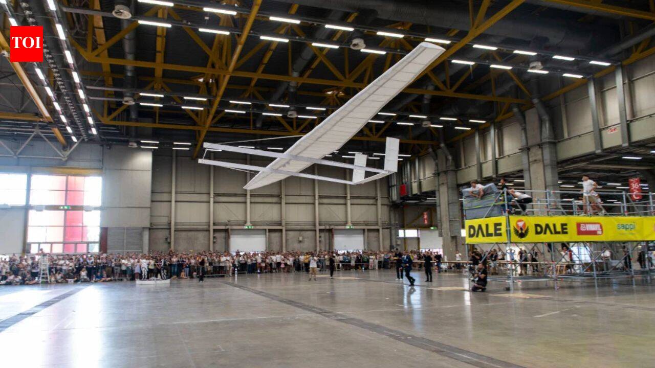 Seven Italian students built a paper aircraft with a 20-metre wingspan ...