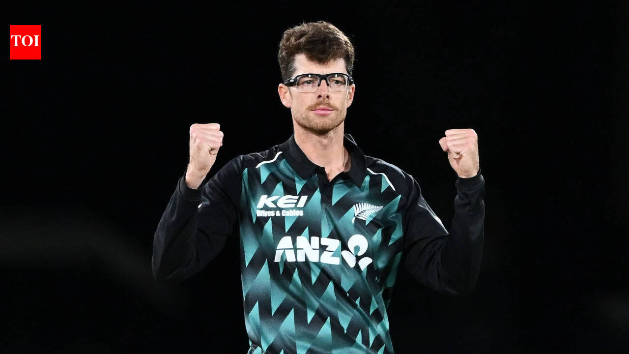 Mitchell Santner in action during the second T20I between New Zealand and India in Christchurch