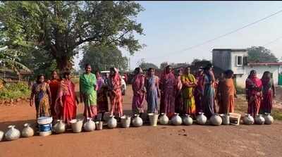 Women block road over defunct water project