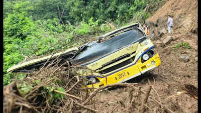 Driver dies as TNSTC bus buried under landslide on Mettupalayam-Coonoor Ghat Road during heavy rain