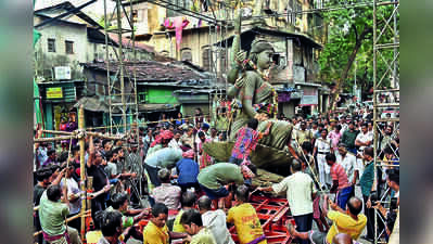 In sombre farewell, Chorbagan bids adieu to idol after stampede tragedy