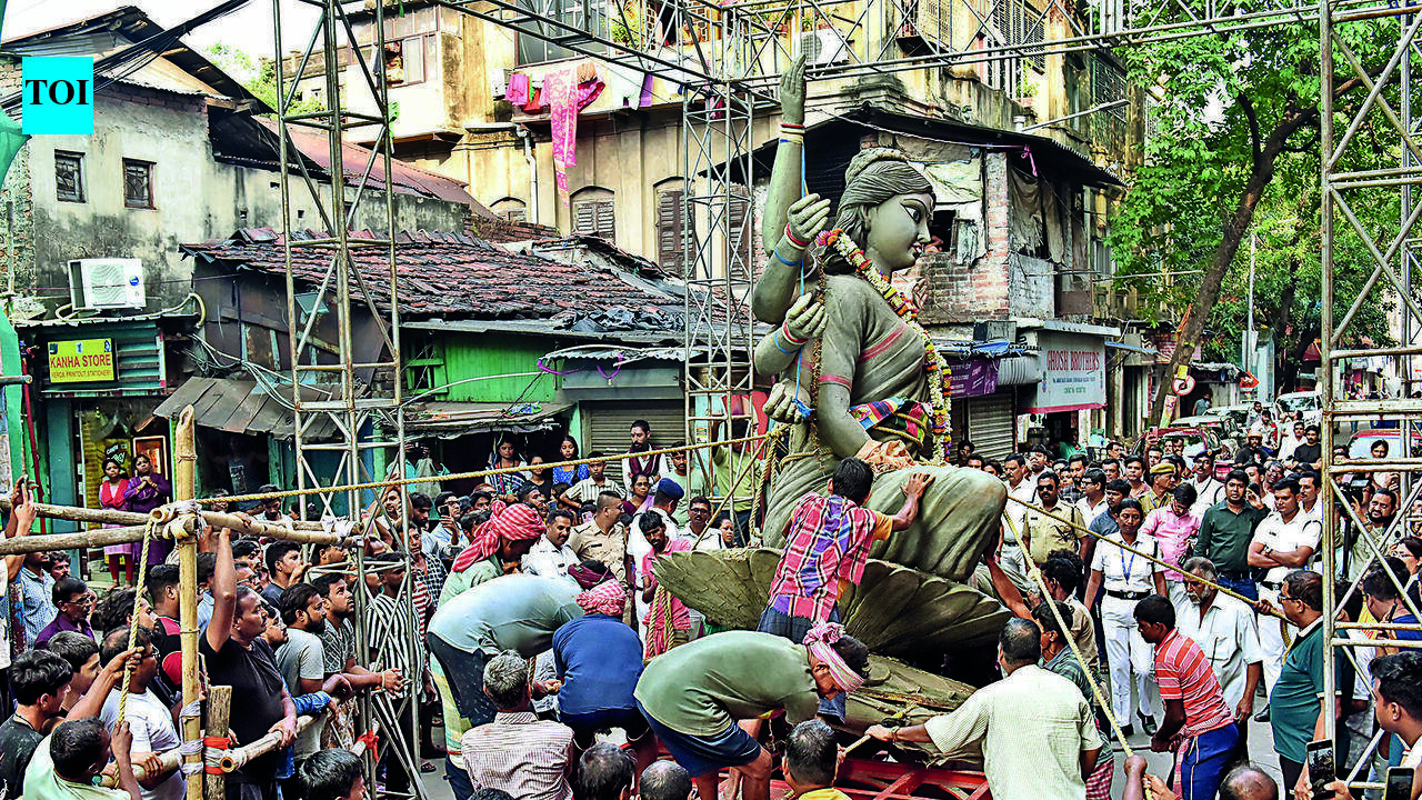 In sombre farewell, Chorbagan bids adieu to idol after stampede tragedy