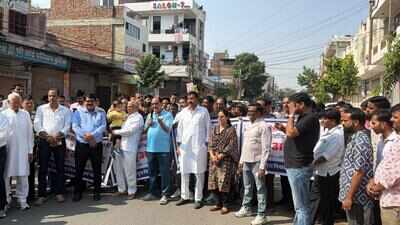 Traders shut shops, protest closure of Sikar Road cut for six months