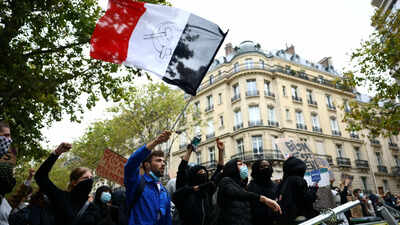Cops use tear gas, water cannons as over 4 lakh march across country - France protests in videos