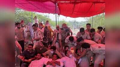 Second time in a week, cops detain protesters to make way for trash trucks