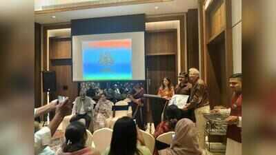 Close group all ears at ‘shayari’ meet