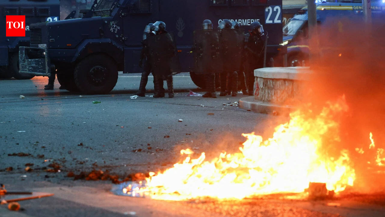 Protests sweep France, Spain as masked mobs loot shops, clash with cops; 1,100 held