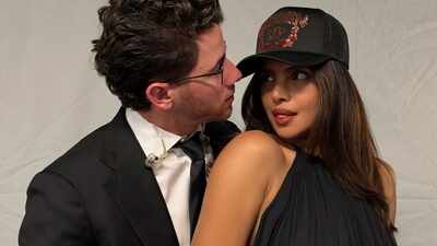 Priyanka Chopra and Nick Jonas pose for loved-up picture together; couple share an intimate moment backstage at ‘Burning Up’ tour