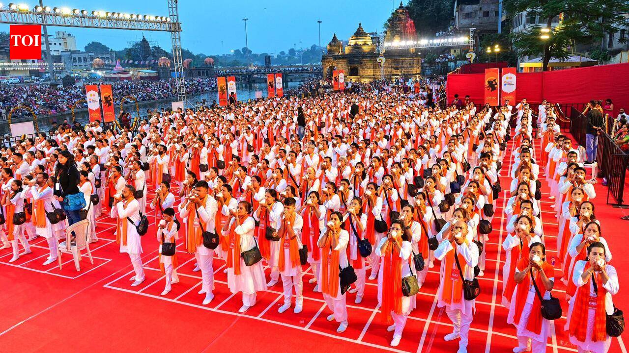 Nashik sets Guinness record with 517-strong shankhnaad on Godavari banks