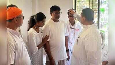 CM meets Chorbagan stampede victim’s kin in Ramnagar, hands over Rs 25 lakh