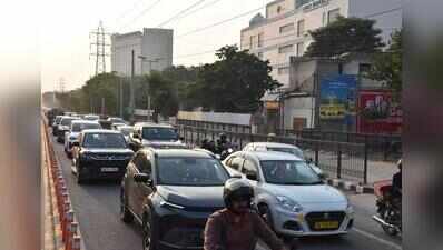 Signals, markings not ready, Vyapar Kendra road in Gurgaon chokes as motorists shift to two-way traffic