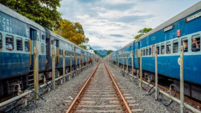 Train passenger reports suspected theft involving people allegedly carrying knives; questions emerge over onboard security