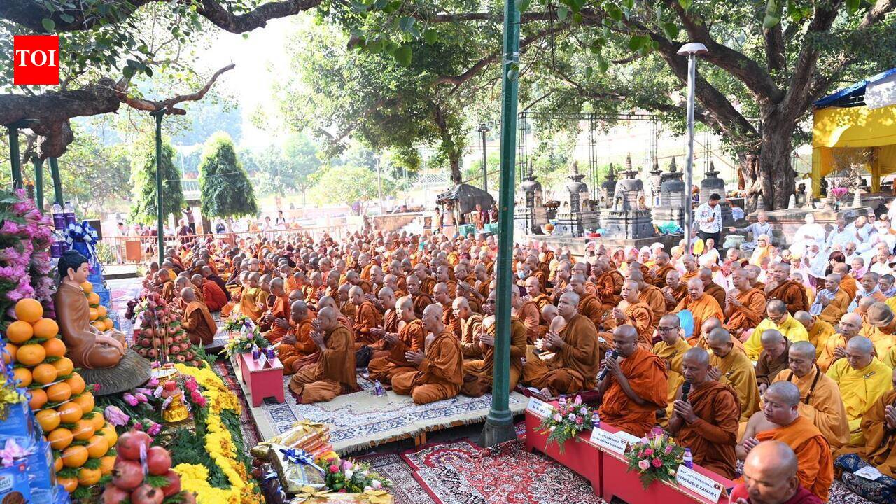 Buddhist monks offer prayers to mark end of annual rainy retreat