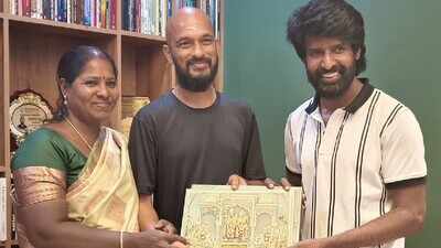 Soori visits Era Saravanan with a wedding invitation, director says ‘Mandadi’ success has not changed the actor’s kind nature