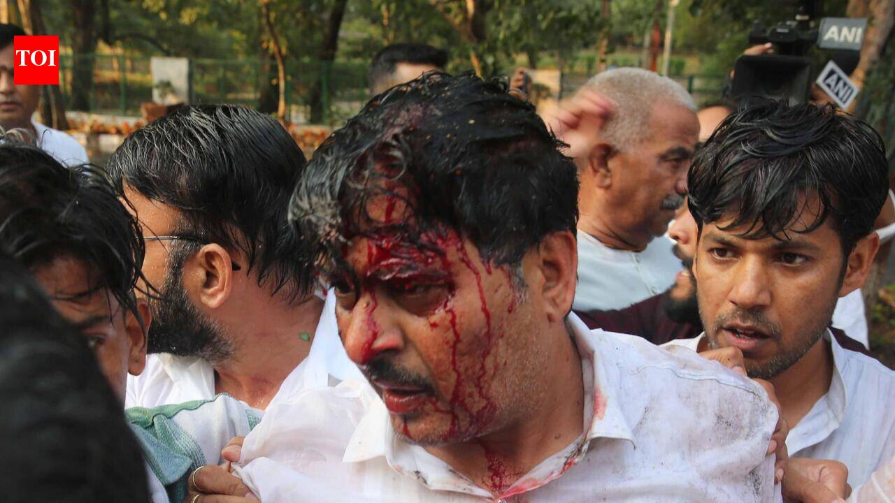 BJP workers march to Cong office over Kharge remark, scuffle ensues