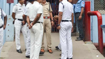 'Kill your son': Caught kissing 13-year-old girlfriend; teen, father and friend assaulted, 'paraded naked' at gunpoint in Kolkata