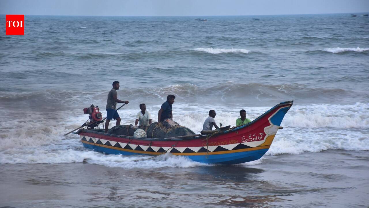 Hudhud memories drive panic buying as cyclone Arnab nears AP coast
