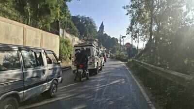 Traffic snarls choke Darj, tourists told to leave early to catch flights