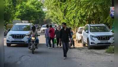 Manholes, dim lights & no footpaths: Gurgaon office hub tests your risk appetite