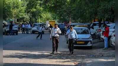 Manholes, dim lights & no footpaths: Gurgaon office hub tests your risk appetite