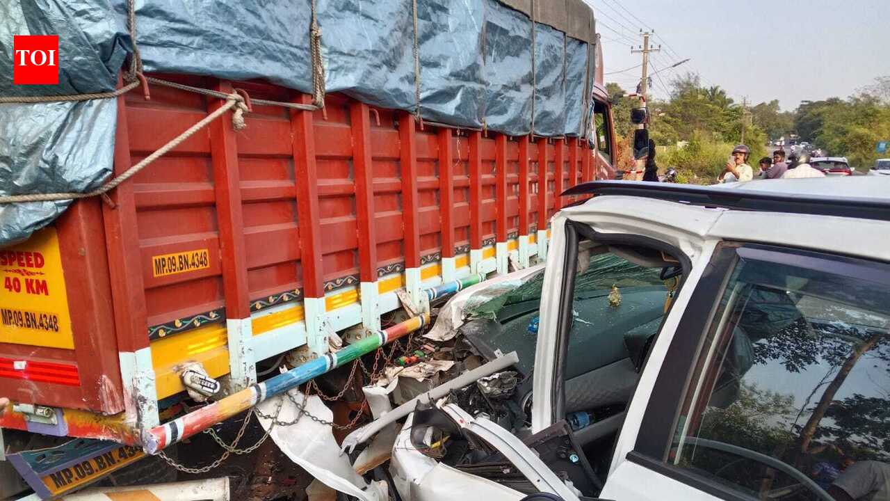 Car rams into parked truck at Bicholim | Goa News - The Times of India