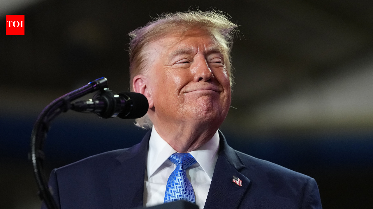 'For $250, he broke up my punchline': Trump mocks heckler, alleges ...