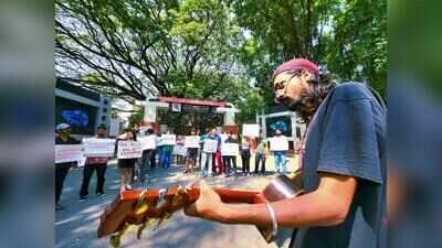 FTII students protest in solidarity with SRFTI students, demand revocation of rustication