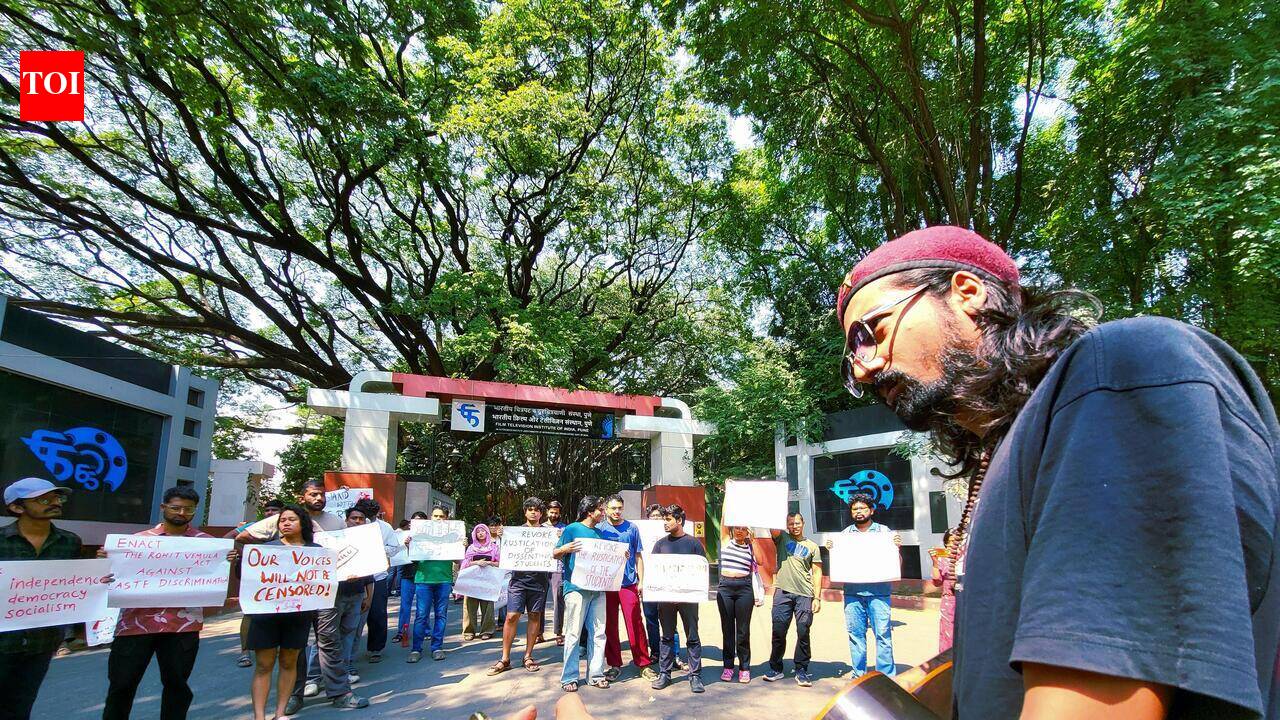 FTII students protest in solidarity with SRFTI students, demand revocation of rustication