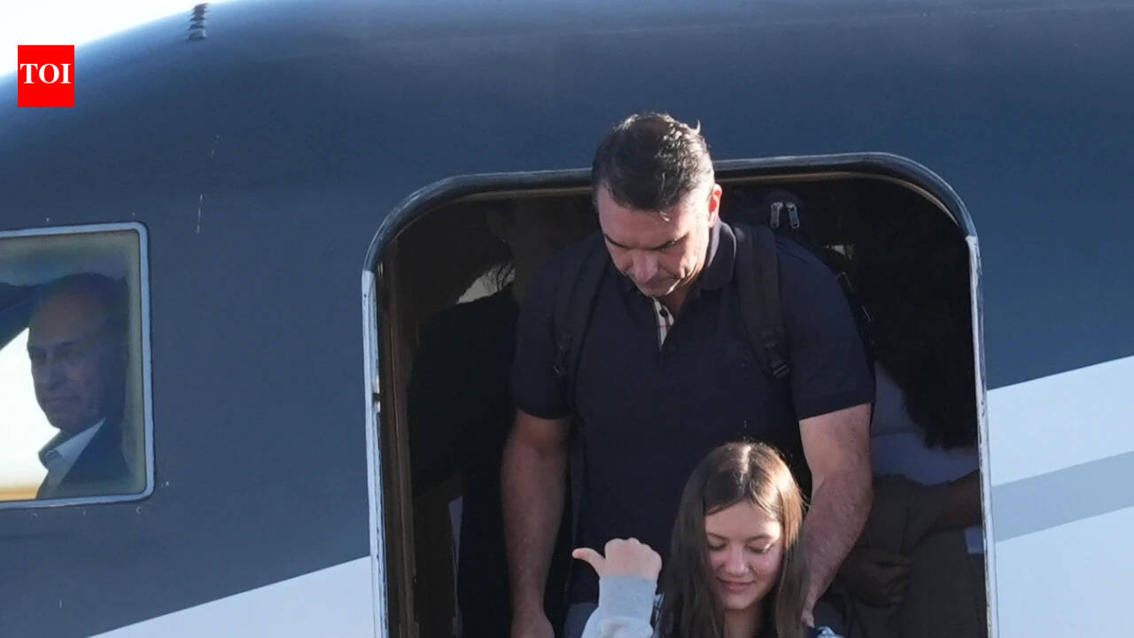 Flavio Bolsonaro lands in Miami after leaving Brazil following election defeat to Lula