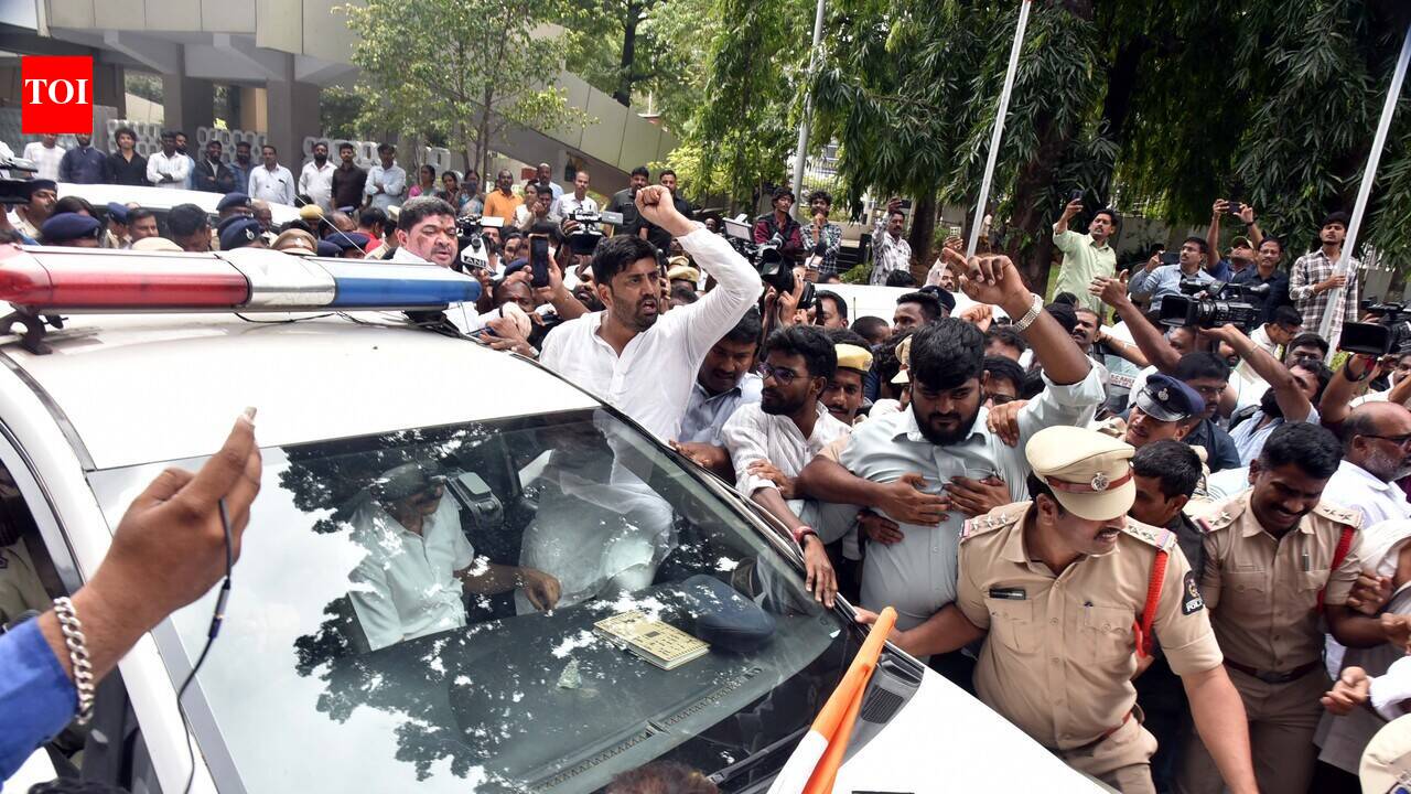 Cong leaders detained after protest over denial of special trains to Delhi
