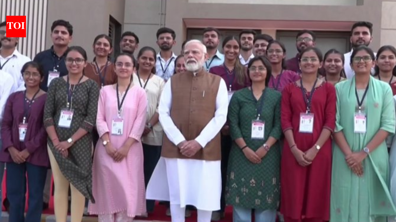 'Modi nahi jayenge' slogan raised at PM's Gujarat event; Congress retorts, 'you wish!'