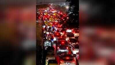 Rain, vehicle breakdowns slow traffic across Delhi