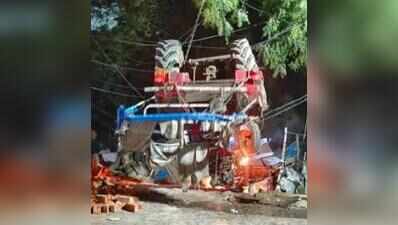 Tractor-trolley falls off bridge, crushes makeshift house; 2 killed ...
