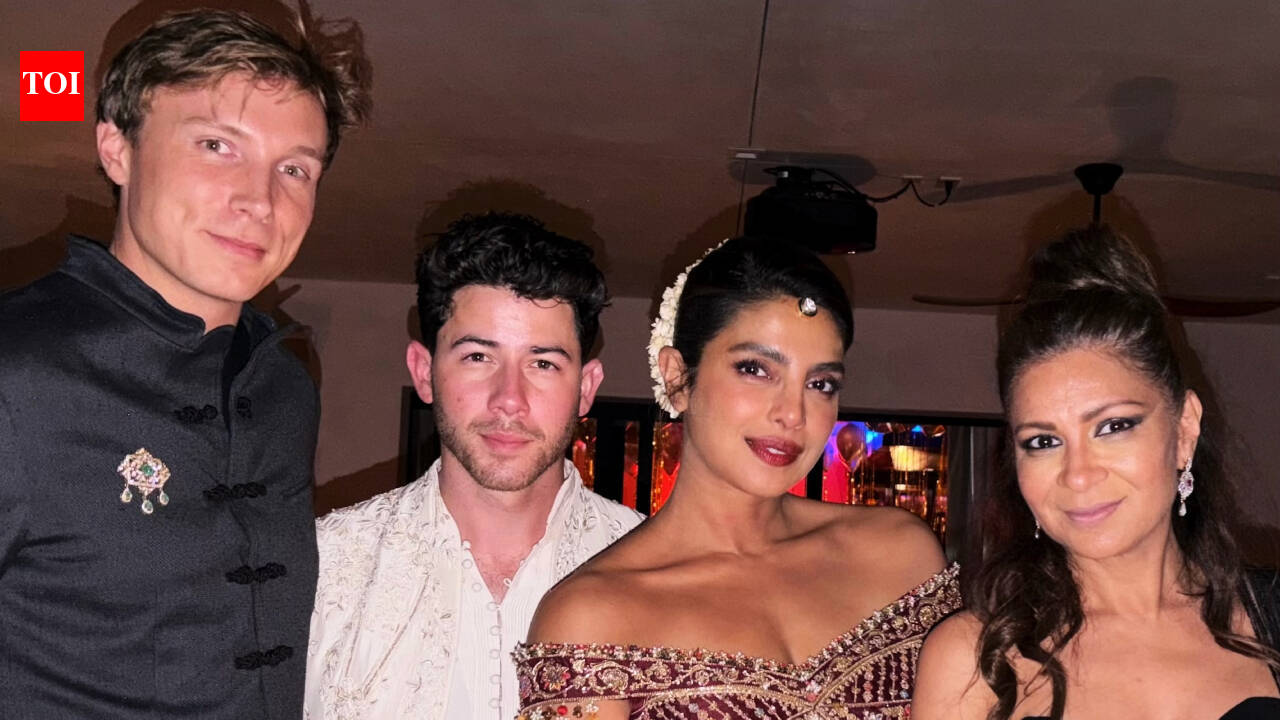 Priyanka Chopra wears embroidered Indian outfit with floral gajra as ...