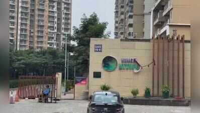 Boy slips off balcony while trying to pluck flowers, father tries to save him, both fall to their death from 23rd floor