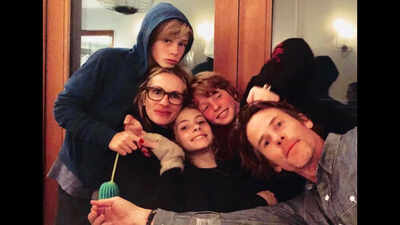 "A charging station, where everybody’s phone goes when you get home": Julia Roberts reveals a simple phone rule at home that could change how families spend time together