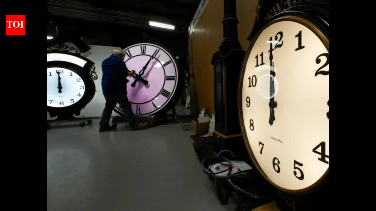 Daylight Saving Time ends tonight: When to change your clocks? When do we spring forward in 2027?