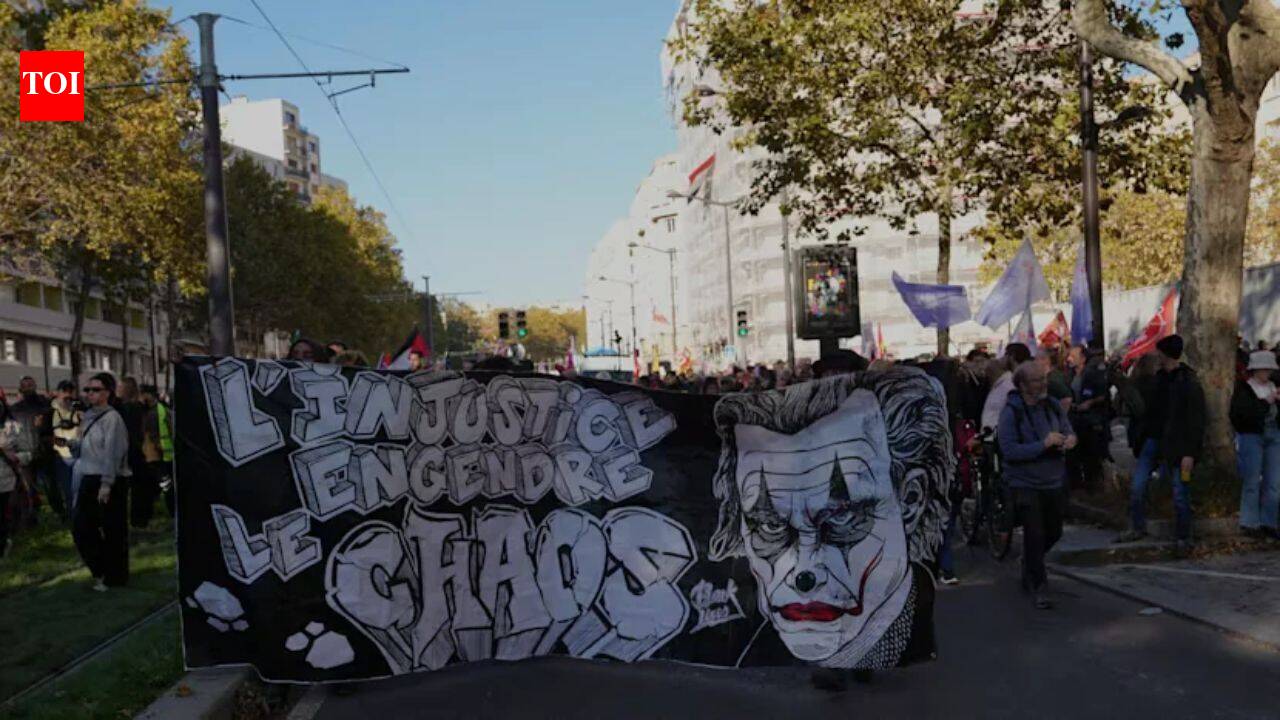 Tear gas, water cannon, clashes: France hit by third weekend of protests