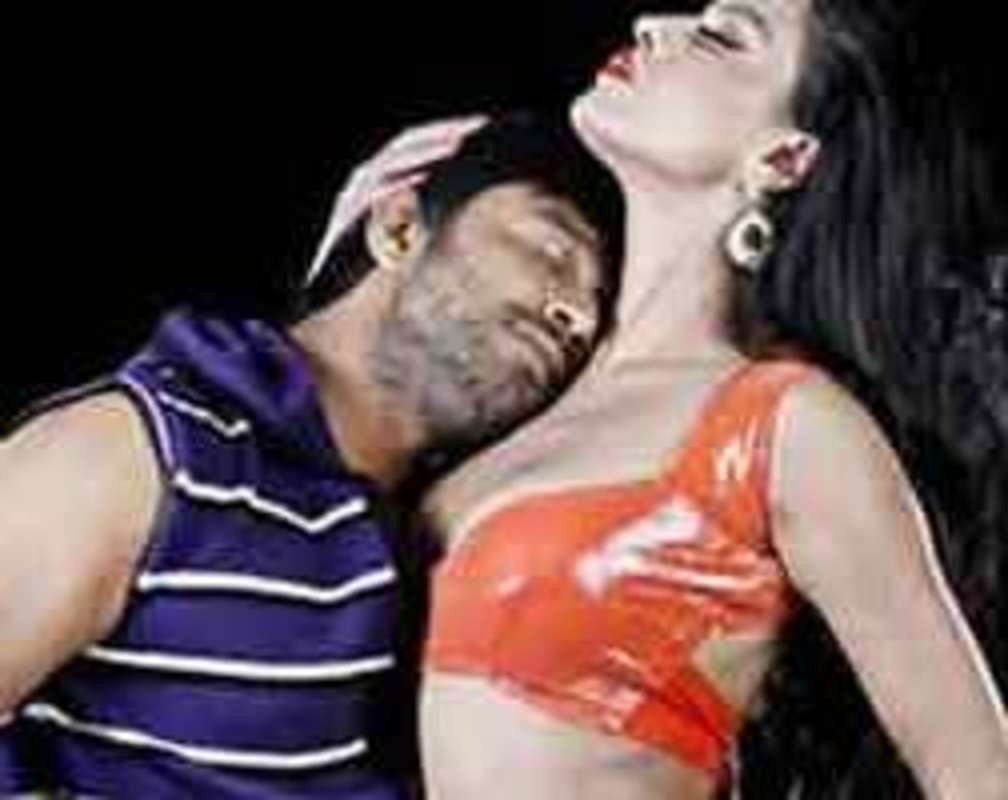 
Veena Malik's sexy avatar in 'Sakkath Silk Maga'
