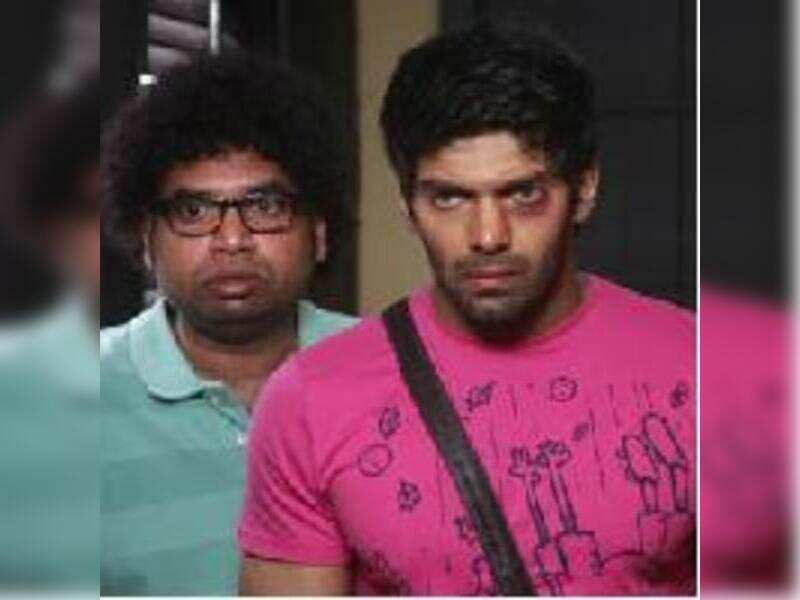 Arya sports a black eye in the remake of 'Delhi Belly' Tamil Movie